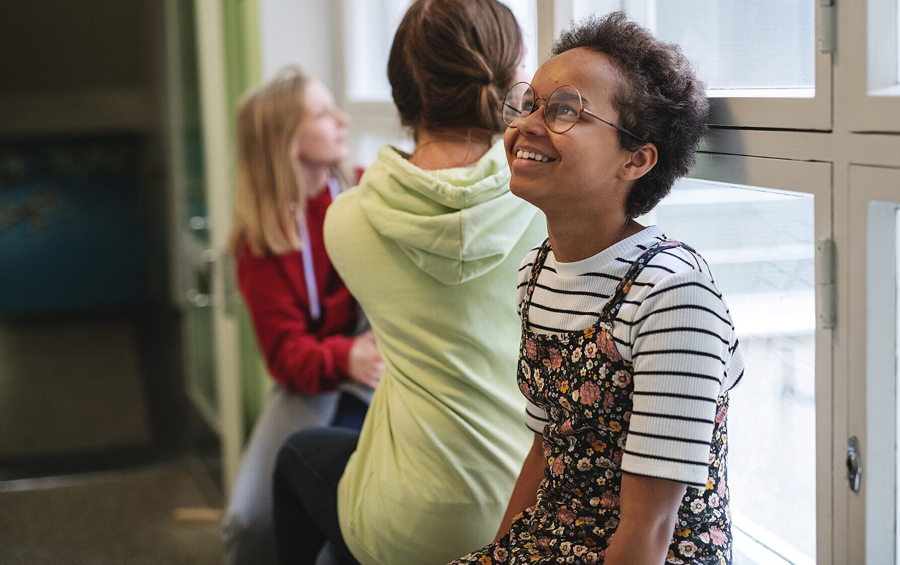 Iloinen lapsi koulussa.