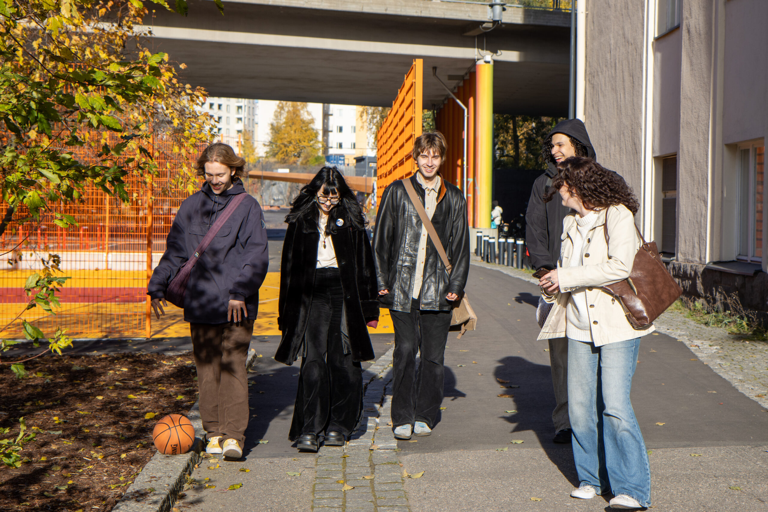 Nuoria ulkona kaupunkiympäristössä syksyllä